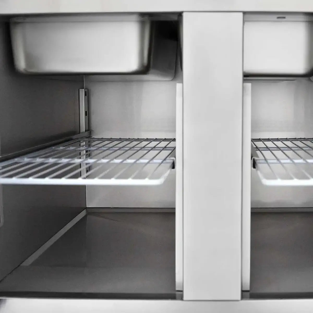 Edelstahl-Gastronomie-Schrank mit verstellbaren Gitterböden und GN-Behältern für professionelle Küchen