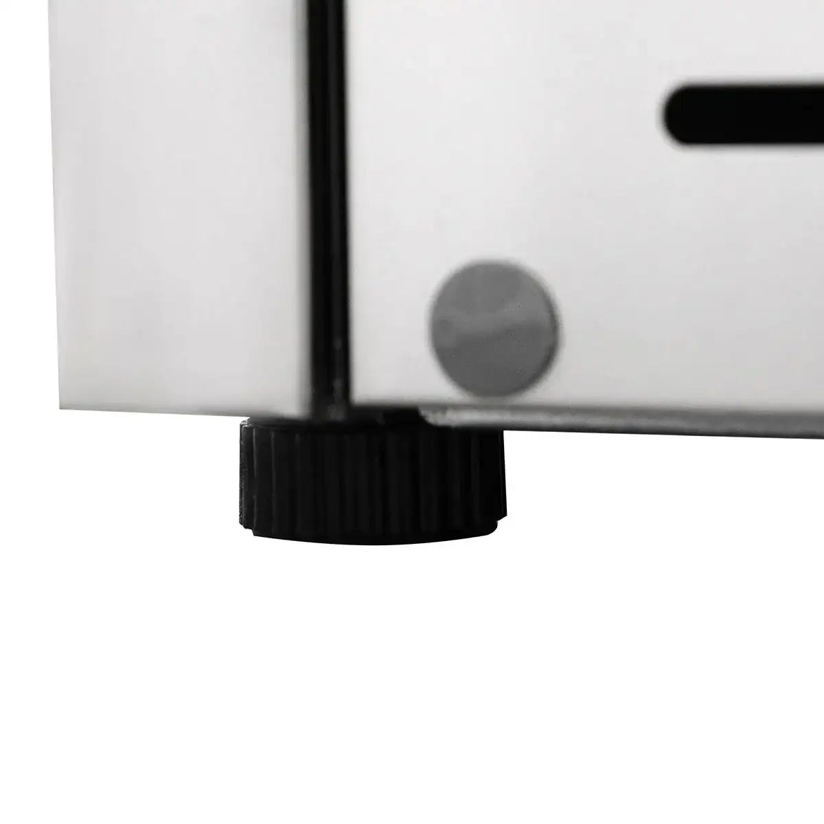 Nahaufnahme eines höhenverstellbaren Gerätestellfußes aus Edelstahl, Gastronomiebedarf