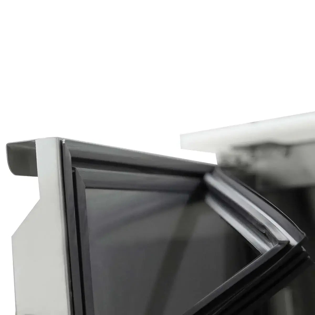 Detail einer Edelstahl-Kühlschranktür für Gastronomie von Gastro-Bedarf24 GmbH