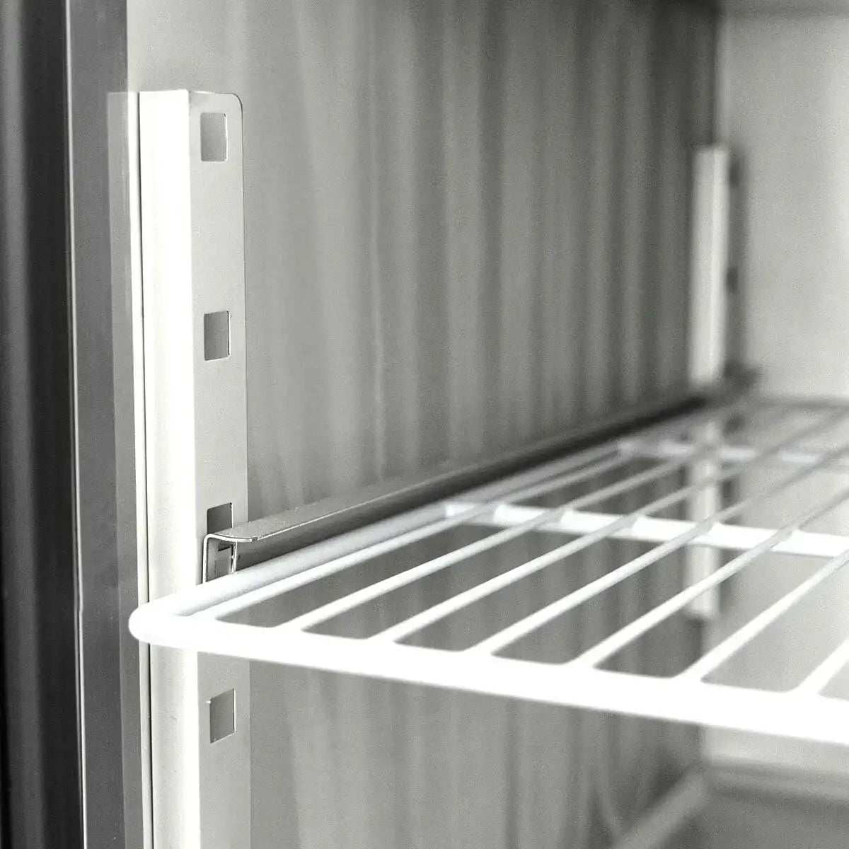 Metall-Gitterrost in Edelstahl-Gastronomiekühlschrank, Detailaufnahme, Gastro-Bedarf24