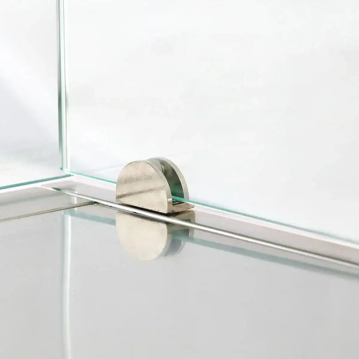Edelstahl Glasverbinder für Gastronomie Küchenmöbel auf reflektierender Oberfläche