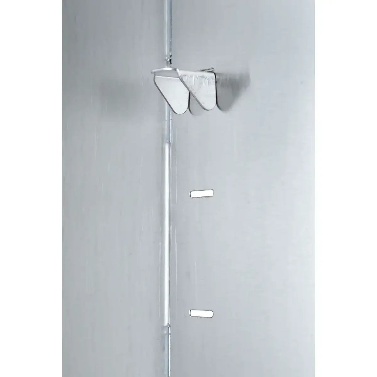 Edelstahl-Wandschrank für Gastronomie, detailreiche Ansicht der Wandhalterung und Oberfläche