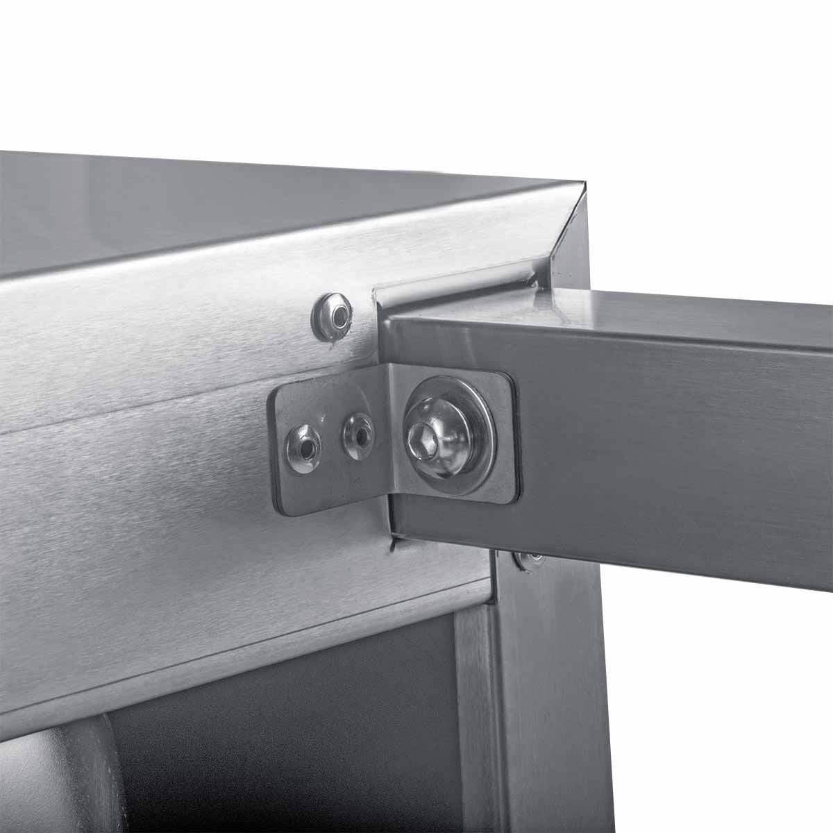 Detail einer stabilen Edelstahlverbindung für Gastronomie-Möbel bei Gastro-Bedarf24