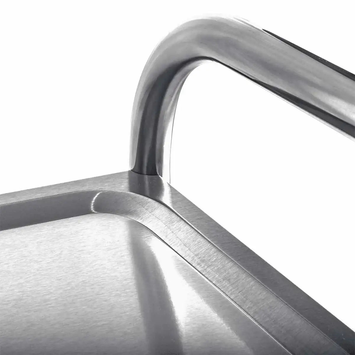 Detail eines Edelstahlmöbels für Gastronomie, polierte Oberfläche, Gastro-Bedarf24