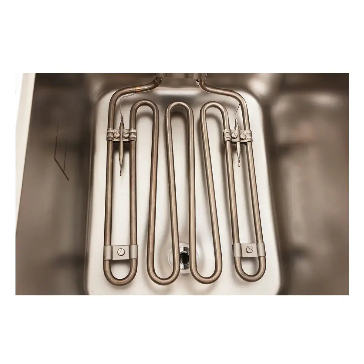 Edelstahl Heizelement für Gastronomiegerät in Spülmaschine, robust und hygienisch.