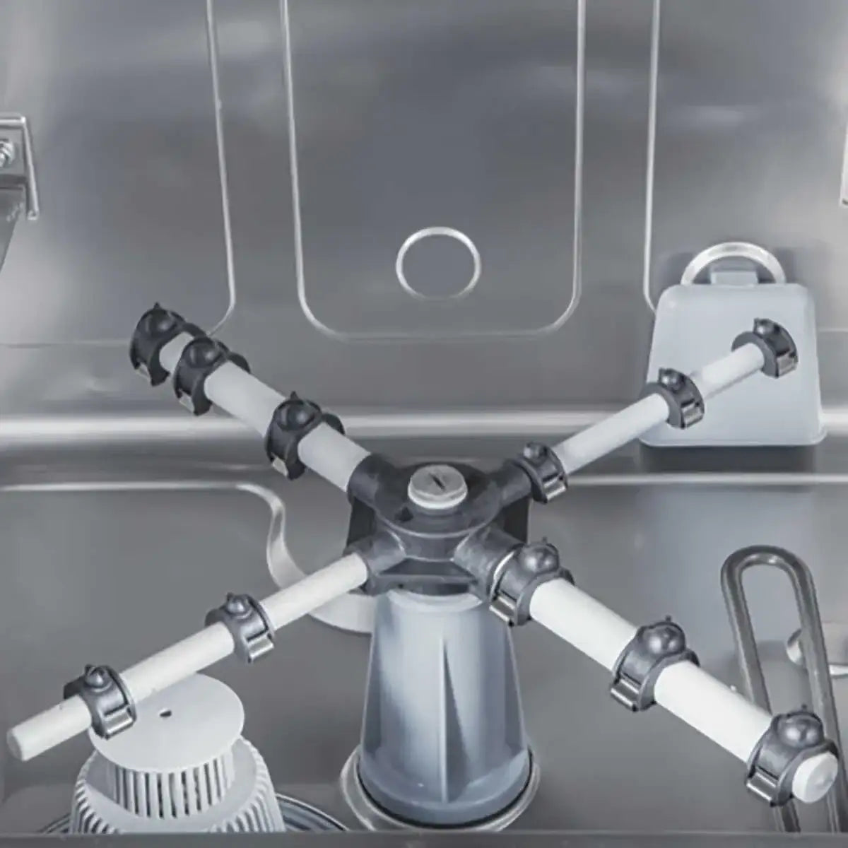 Innenansicht einer Gastro-Spülmaschine aus Edelstahl mit Sprüharm, Gastronomiebedarf