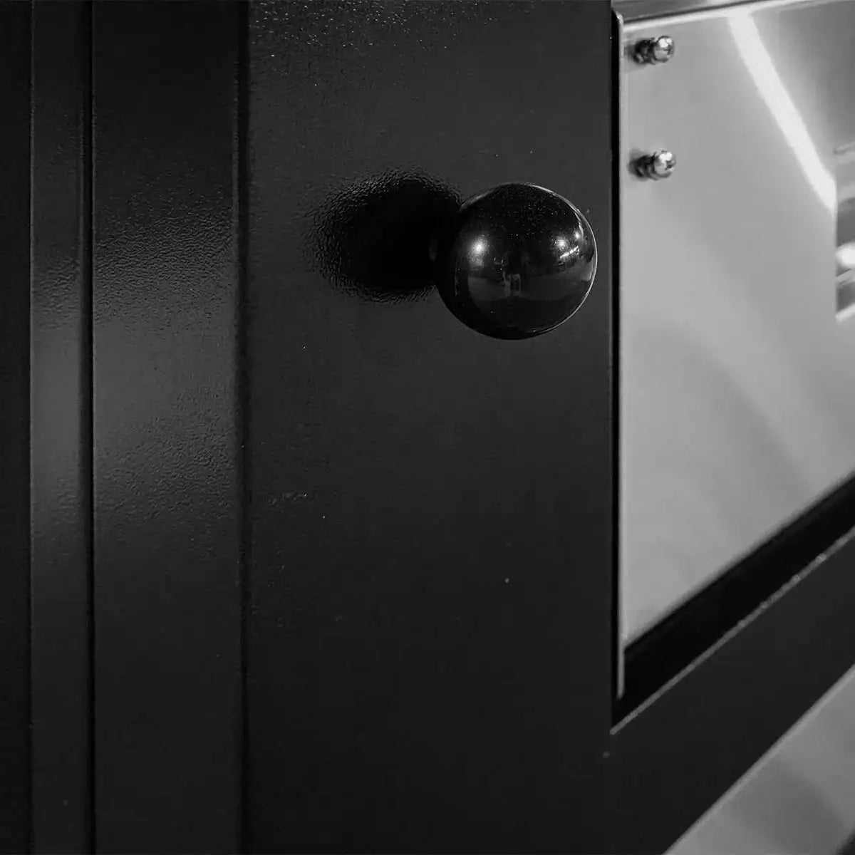 Nahaufnahme schwarzer Türgriff an Edelstahl-Pizzaofen, Gastro-Bedarf24 Gastronomiegerät