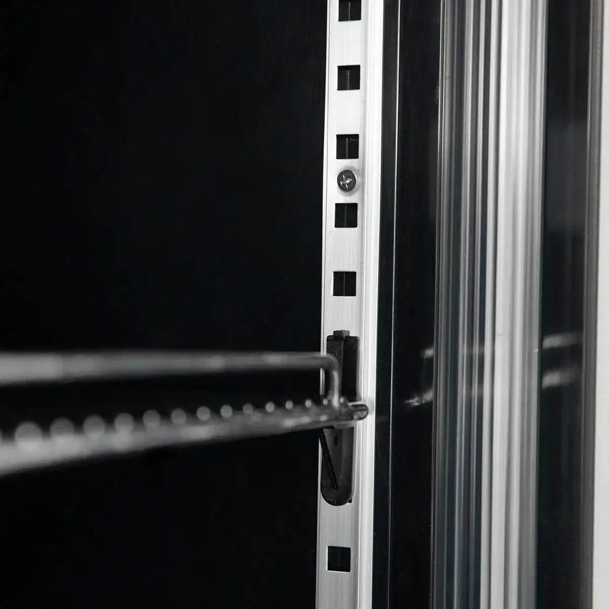 Detailansicht eines Edelstahlregals mit höhenverstellbarer Schiene, Gastronomiebedarf