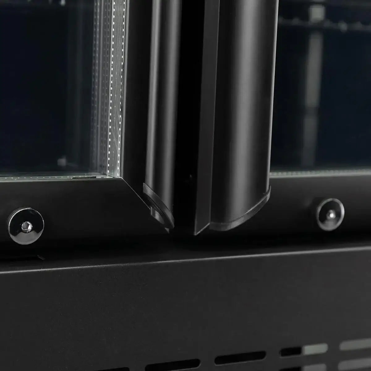 Detailaufnahme schwarze Edelstahl Glastür Gewerbliches Kühlgerät Gastronomie