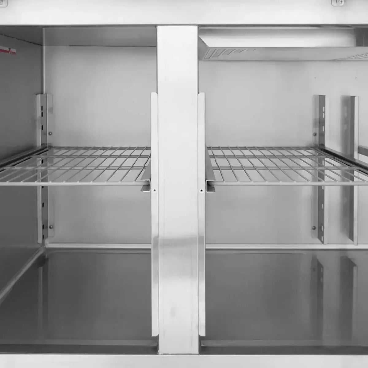 Innenraum eines Edelstahl-Gastronomie-Kühlschranks mit Gitterablagen, Gastro-Bedarf24