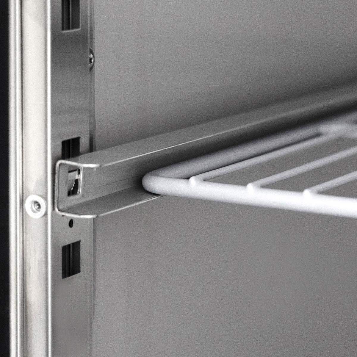 Detail eines Edelstahl-Gastronomie-Regals mit Gitterboden bei Gastro-Bedarf24