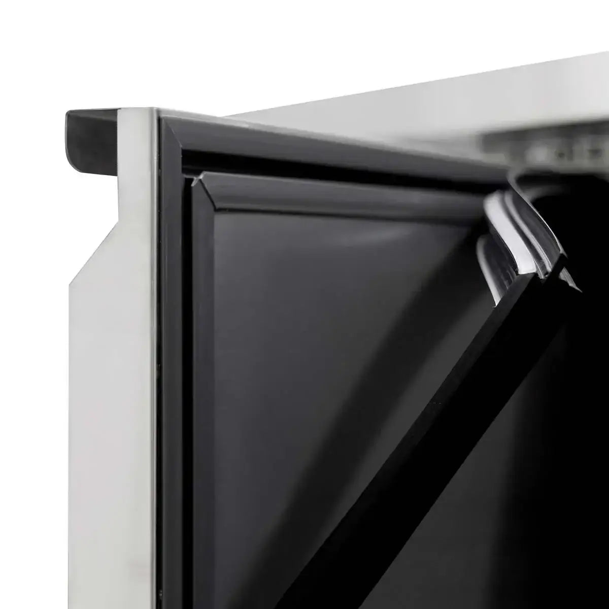 Nahaufnahme einer Edelstahltür mit Dichtung, Gastronomiegerät für Profiküchen