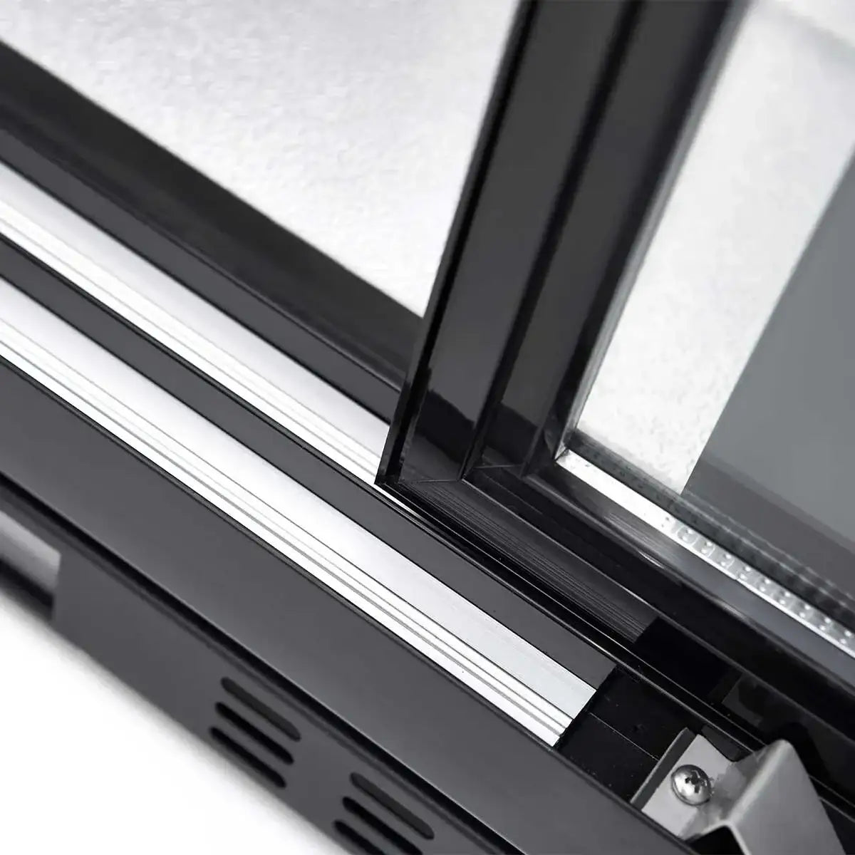 Detailansicht einer Glastür mit schwarzem Rahmen, Gastronomiegeräte Edelstahl