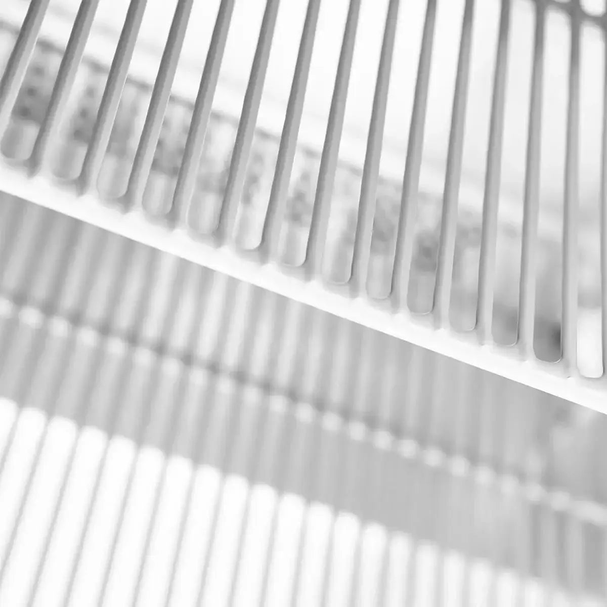 Detail eines weißen Edelstahlregals für Gastro-Küchenausstattung, langlebig und hygienisch