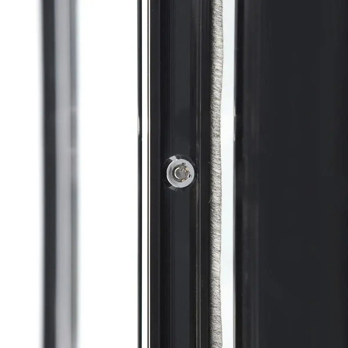 Detail einer Edelstahl-Glastür mit Schloss, Gastronomiebedarf von Gastro-Bedarf24