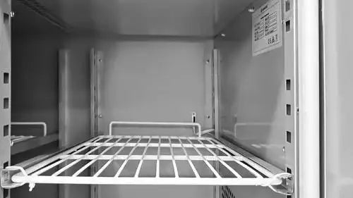 Tekerlekli ve yükseltilmiş kenarlı soğutmalı tezgah – 4 kapılı – 2230x700x850mm