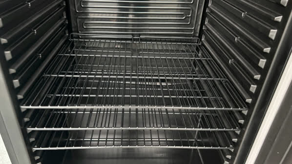 Schwarzer Kühlschrank – 600 l – +2 °C bis +10 °C