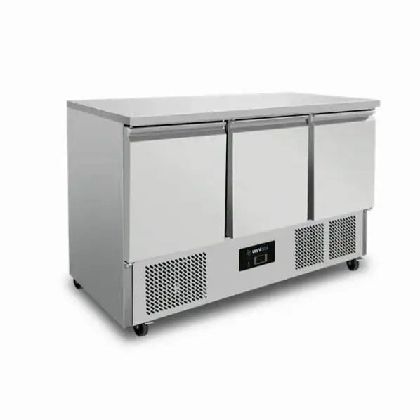 Refrigerated workbench | Wheels and 3 doors (1/1 GN) | +2°C / +8°C | 137x70x85(h) cm