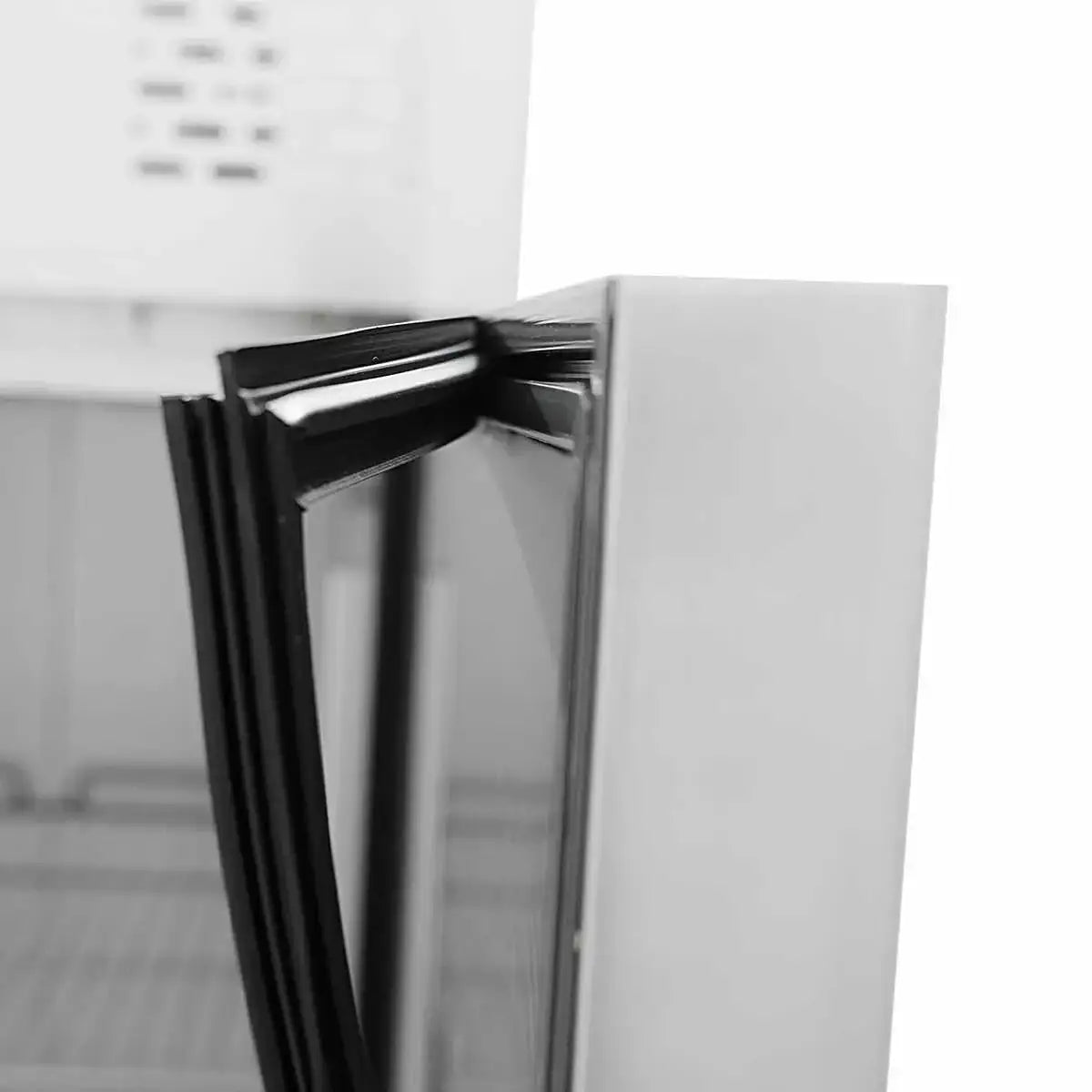 Edelstahl-Kühlschrank mit schwarzer Glastür und Dichtung, professionell für Gastronomie