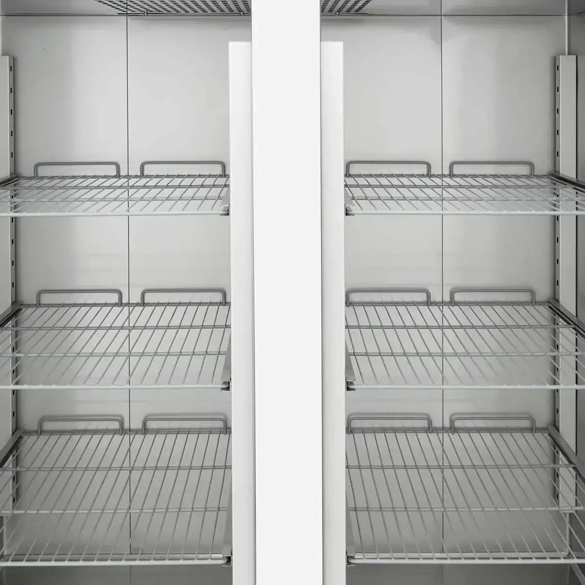Professioneller Gastronomie-Kühlschrank mit Edelstahlregalen und sauberer Innenausstattung