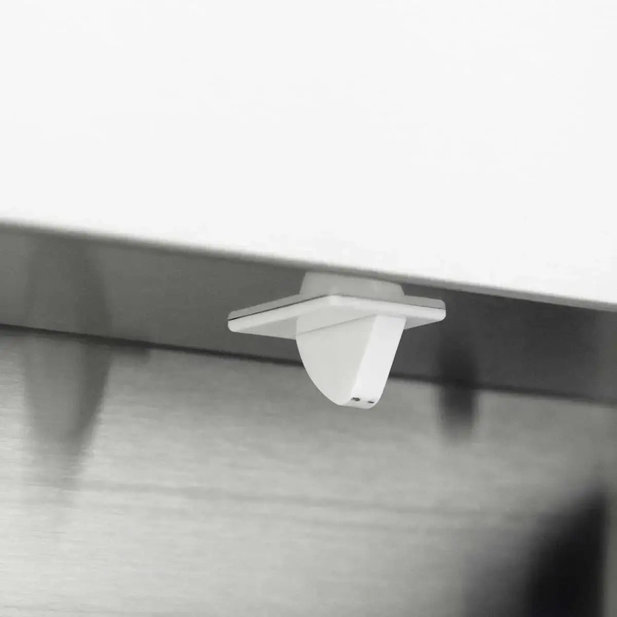 Weißer Halter für Edelstahlmöbel in professioneller Gastronomie