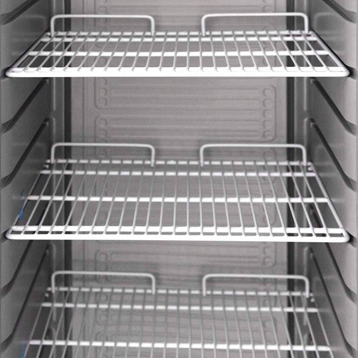 Leere Edelstahlregale in professionellem Gastronomie-Kühlschrank