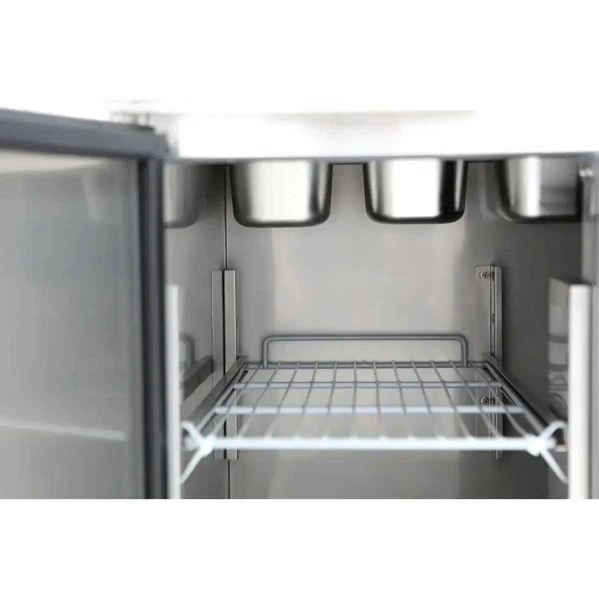 Edelstahl-Kühlschrank mit Gitterregal und Behältern für Gastronomie