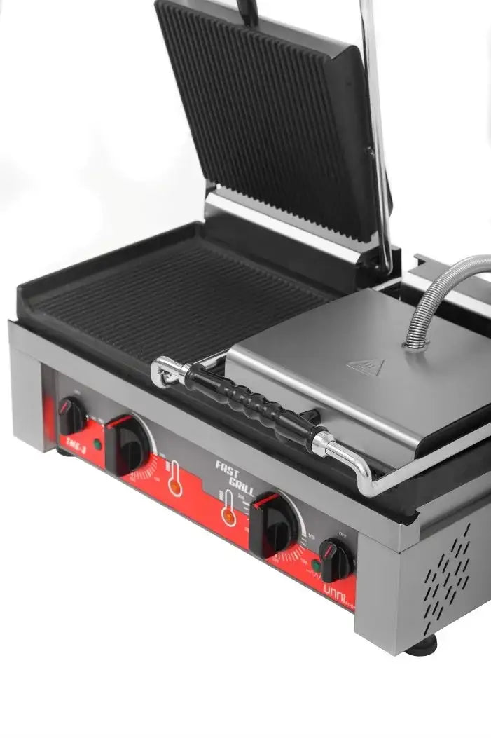 Gastro-Kontaktgrill aus Edelstahl mit gerillten Grillplatten für Profiküchen, Nahaufnahme