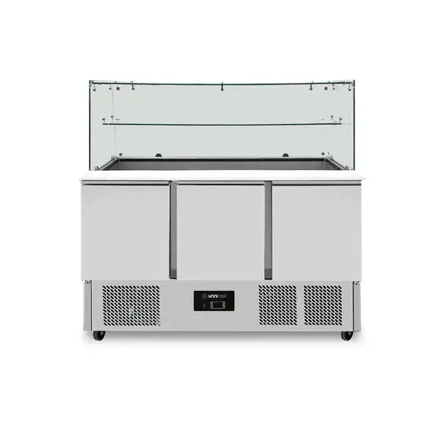 Saladette mit Glasplatte | 3 Türen | Statische Kühlung | 137x70x85(h)cm - Gastro-Bedarf24 GmbH