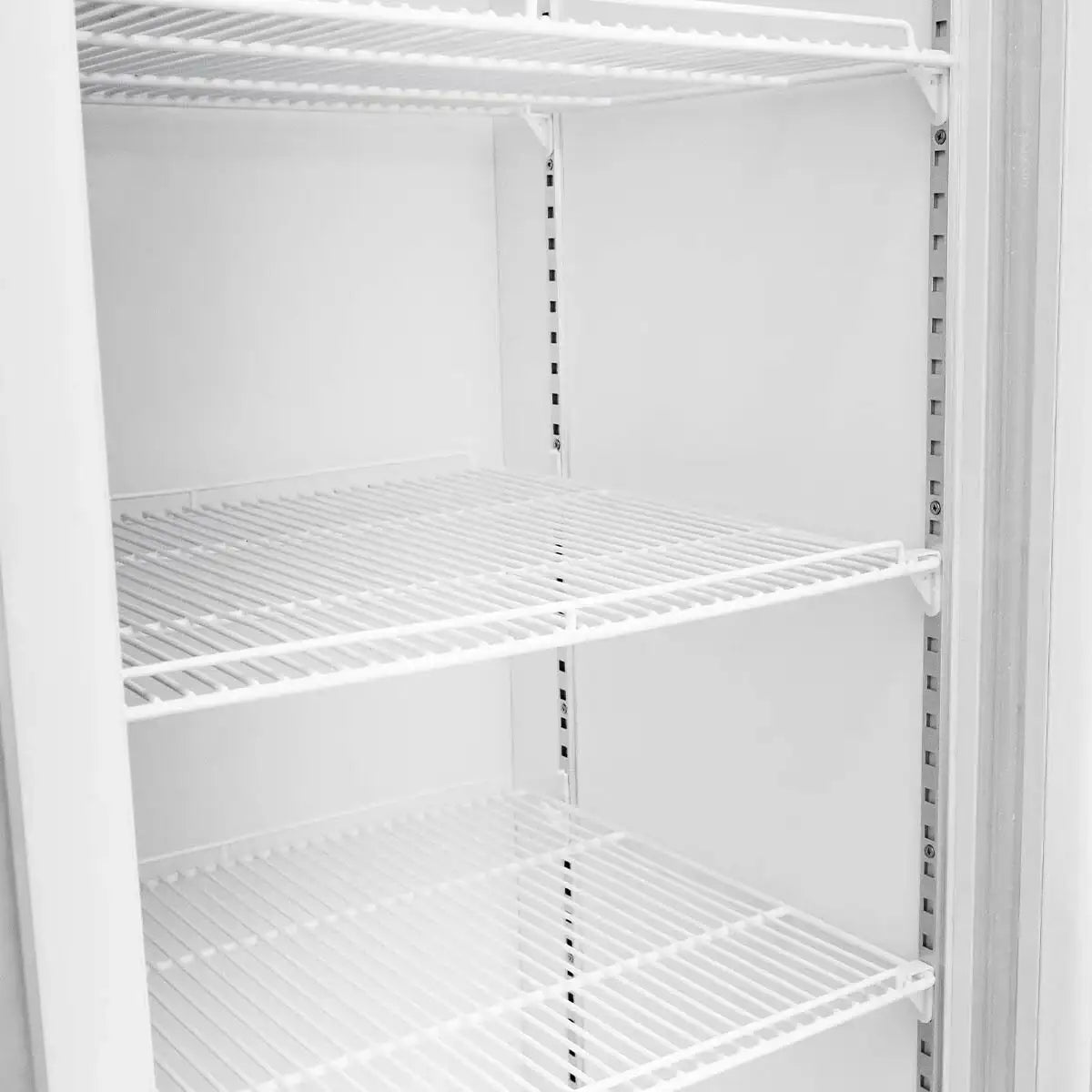 Leerer professioneller Kühlschrank mit Edelstahlregalen für Gastronomie