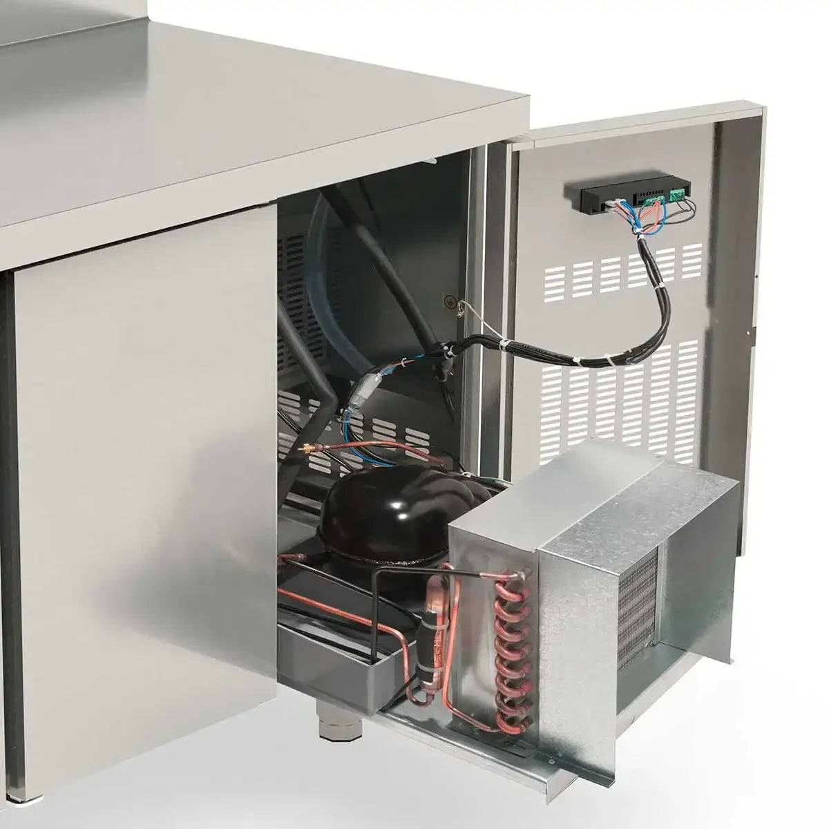 TOPLINE Kühltisch / 4-fach GN1/1 mit 2 Schubladen / 3 Türen & Aufkantung, 2245 x 700 mm