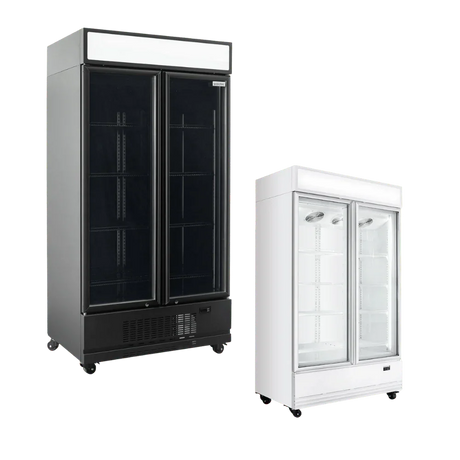 Zwei Getränkekühlschränke mit Glastüren für Gastronomie, schwarz und weiß, nebeneinander stehend.