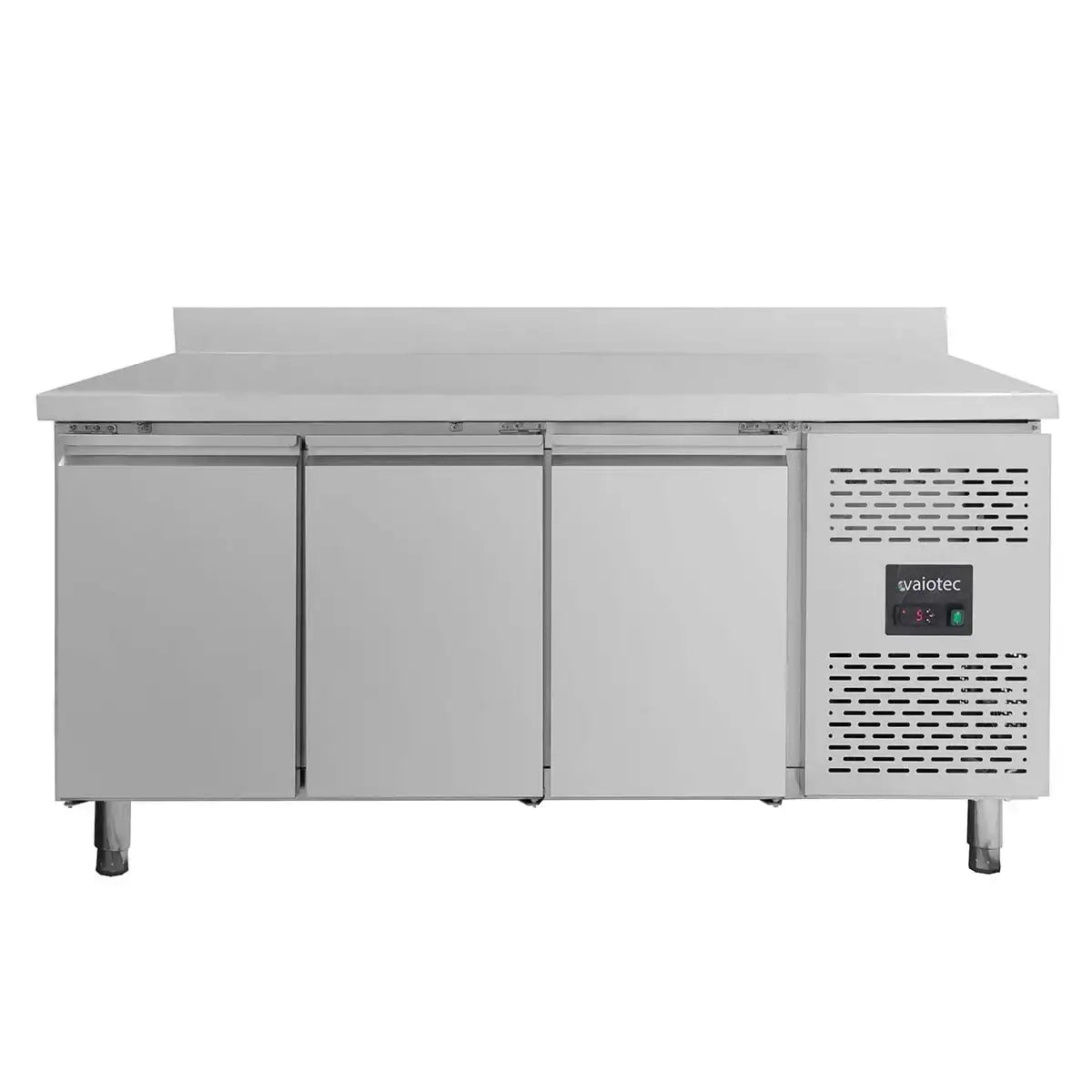 Edelstahl-Kühltisch mit drei Türen und VaioTec-Logo für professionelle Gastronomie