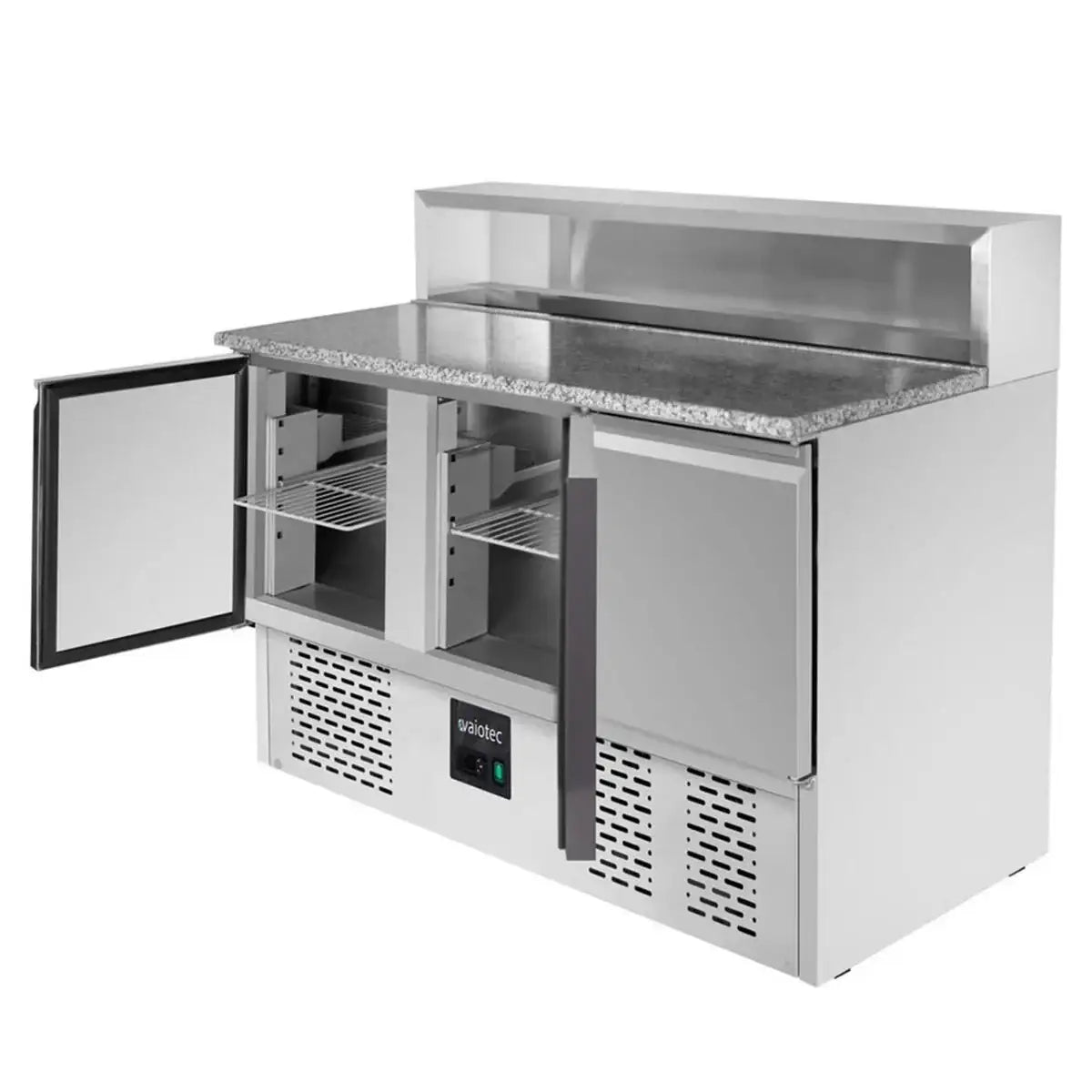 Edelstahl-Kühltisch mit geöffneter Tür und Granitarbeitsplatte für professionelle Gastronomie