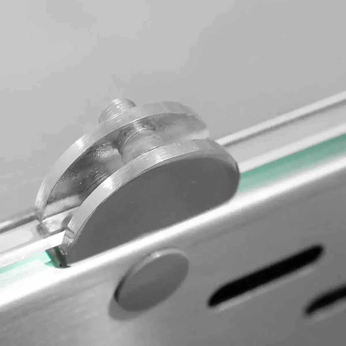 Detailaufnahme Edelstahlführung Gastronomiegerät, robustes Bauteil für Küchenprofis