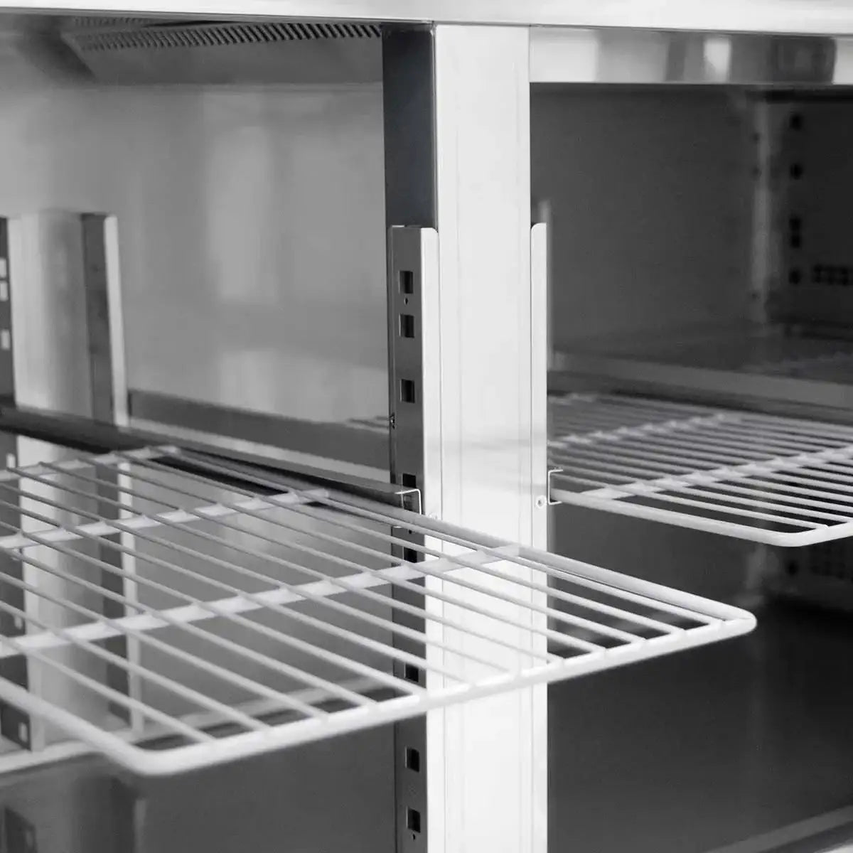 Edelstahl-Gastronomie-Regal mit verstellbaren Metallböden für professionelle Küchen