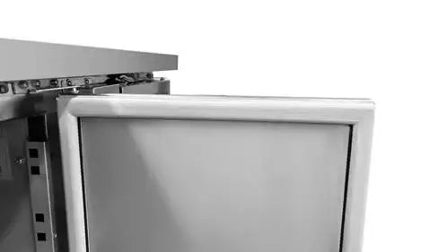 Tekerlekli ve yükseltilmiş kenarlı soğutmalı tezgah – 4 kapılı – 2230x700x850mm 