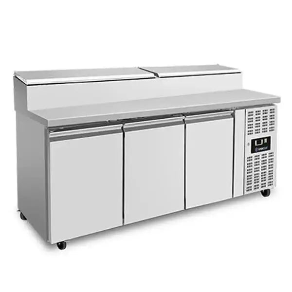 Saladette with wheels | 3 doors (1/1 GN) | Top 8× 1/3 GN | +2°C to +8°C | Forced cooling | Flip lid
