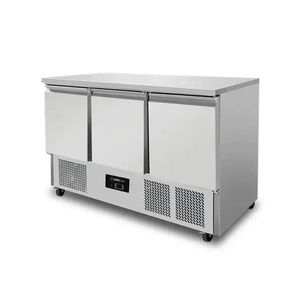 Refrigerated workbench | Wheels and 3 doors (1/1 GN) | +2°C / +8°C | 137x70x85(h) cm