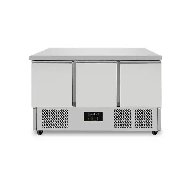 Refrigerated workbench | Wheels and 3 doors (1/1 GN) | +2°C / +8°C | 137x70x85(h) cm