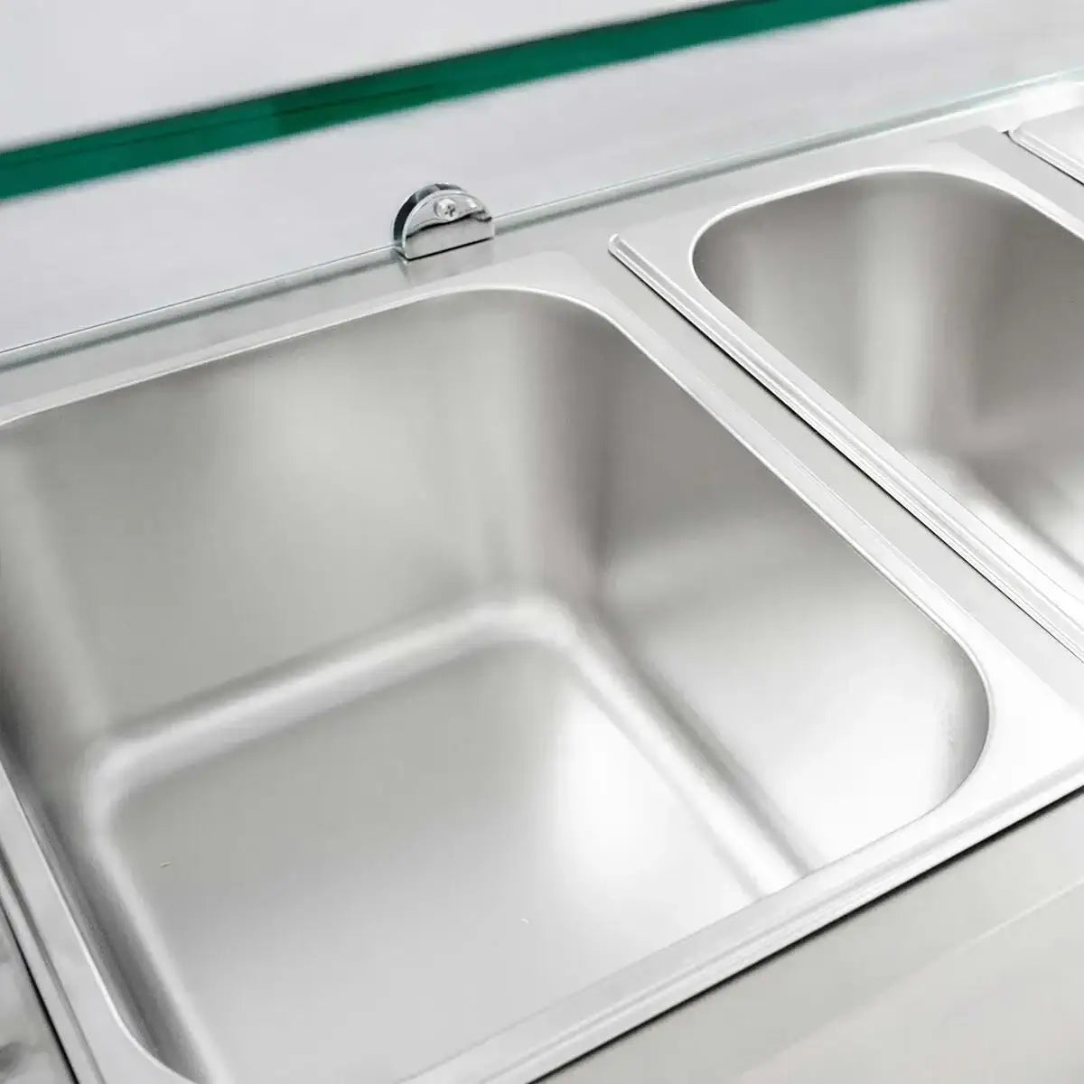 Edelstahl-Gastro-Spüle mit zwei Becken für professionelle Küchen