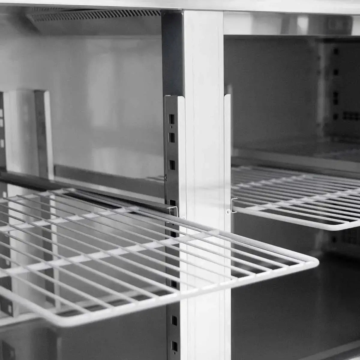 Edelstahl-Regalböden für professionelle Gastronomiegeräte, robust und hygienisch