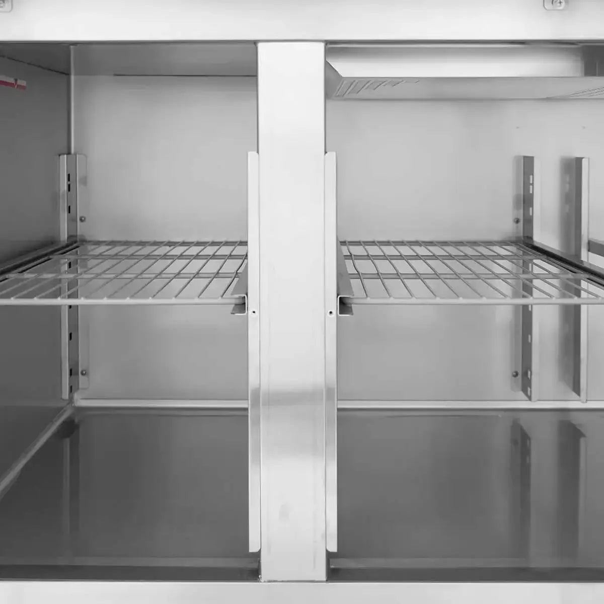 Edelstahl-Gastro-Kühlschrank mit Gitterregalen für professionelle Gastronomie