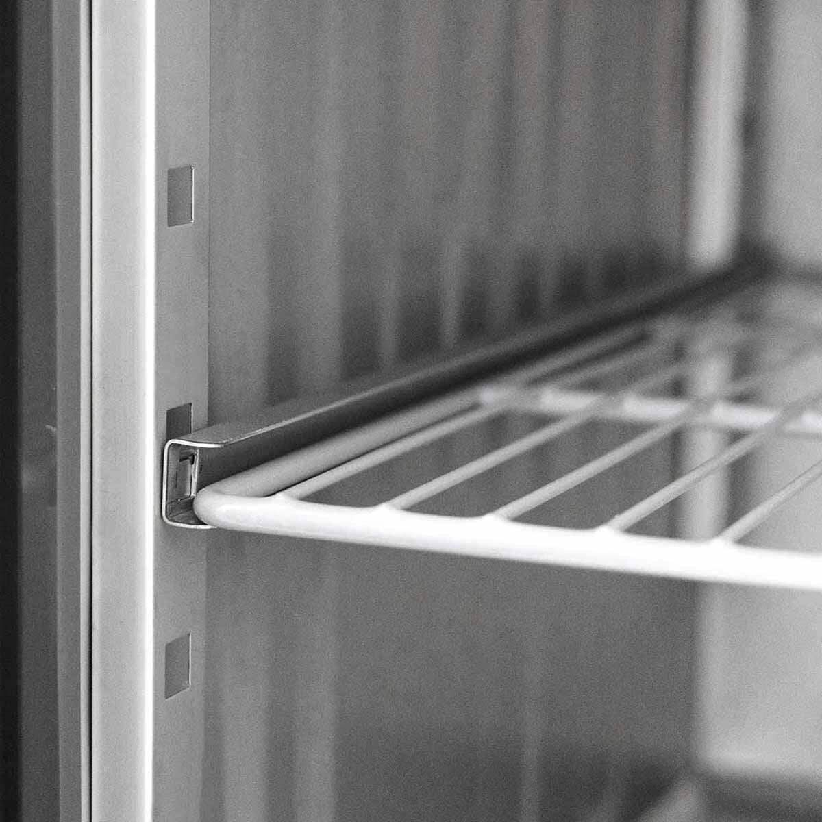 Edelstahlregal in professionellem Kühlgerät für Gastronomie