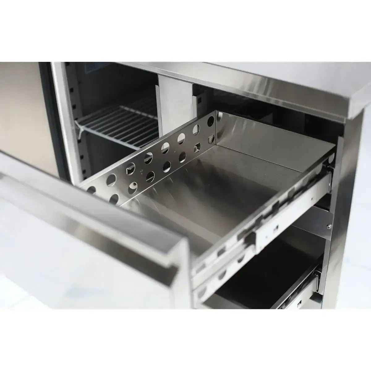Edelstahl-Schublade für Gastronomiegeräte mit perforierten Seiten und glatter Oberfläche
