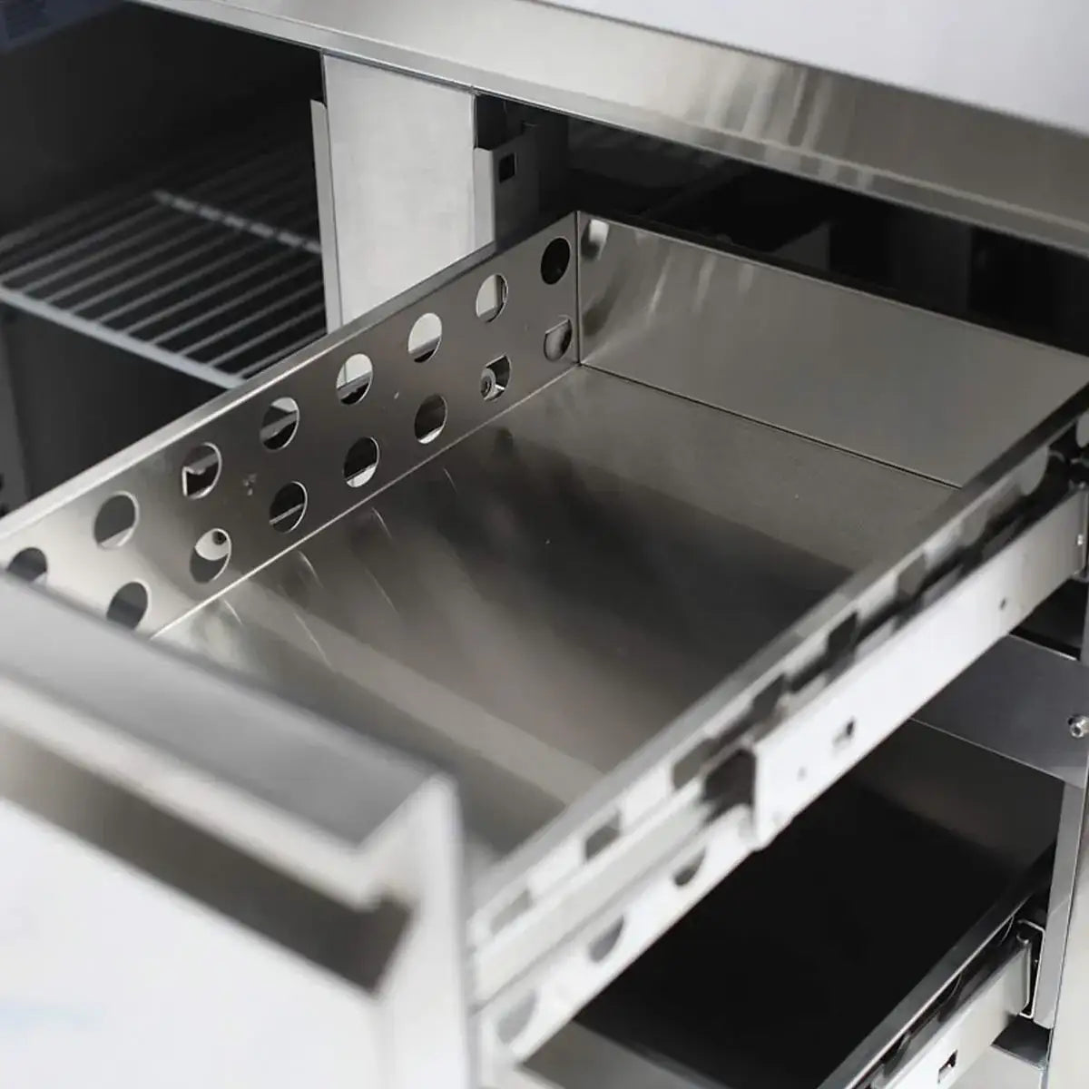 Edelstahl-Schublade für Gastronomiegeräte mit perforierten Seiten
