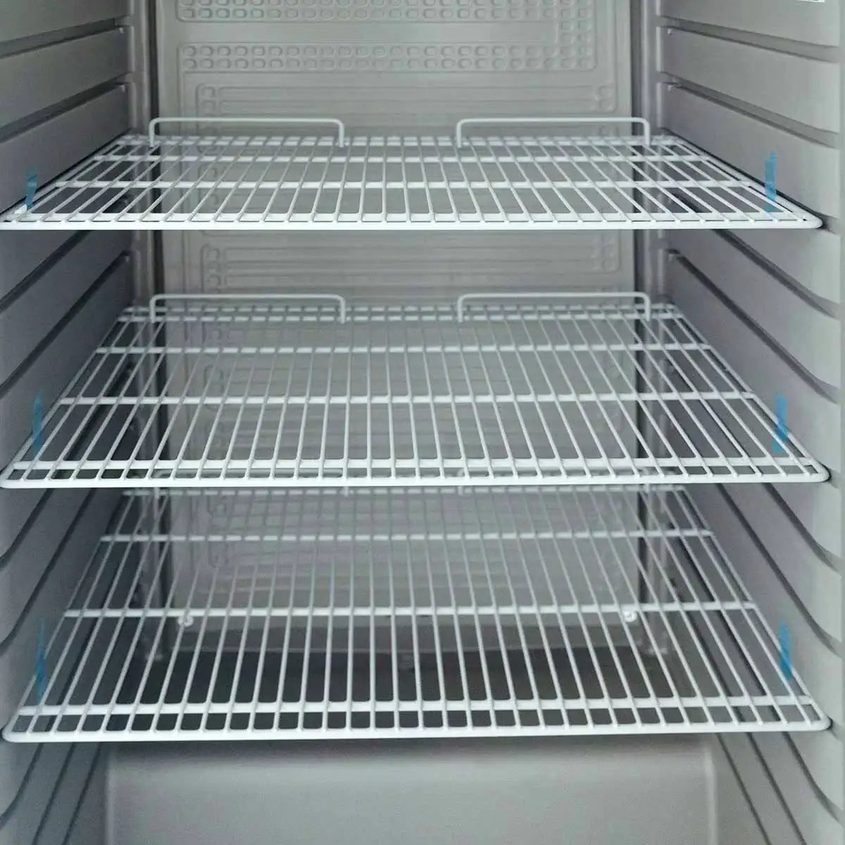 Leerer Gastronomie-Kühlschrank mit drei Edelstahlregalen, ideal für professionelle Küchen und Lagerung