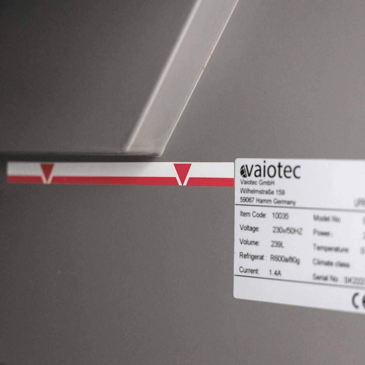 Vaiotec Kühlgerät Typenschild mit technischen Daten wie 230V, 239L Volumen und R600a Kältemittel