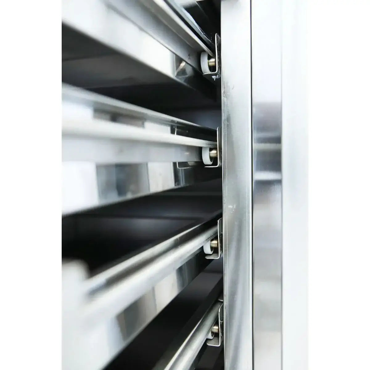 Edelstahl-Gastro-Backofen mit mehreren Schienen und Rollen für professionelle Küche