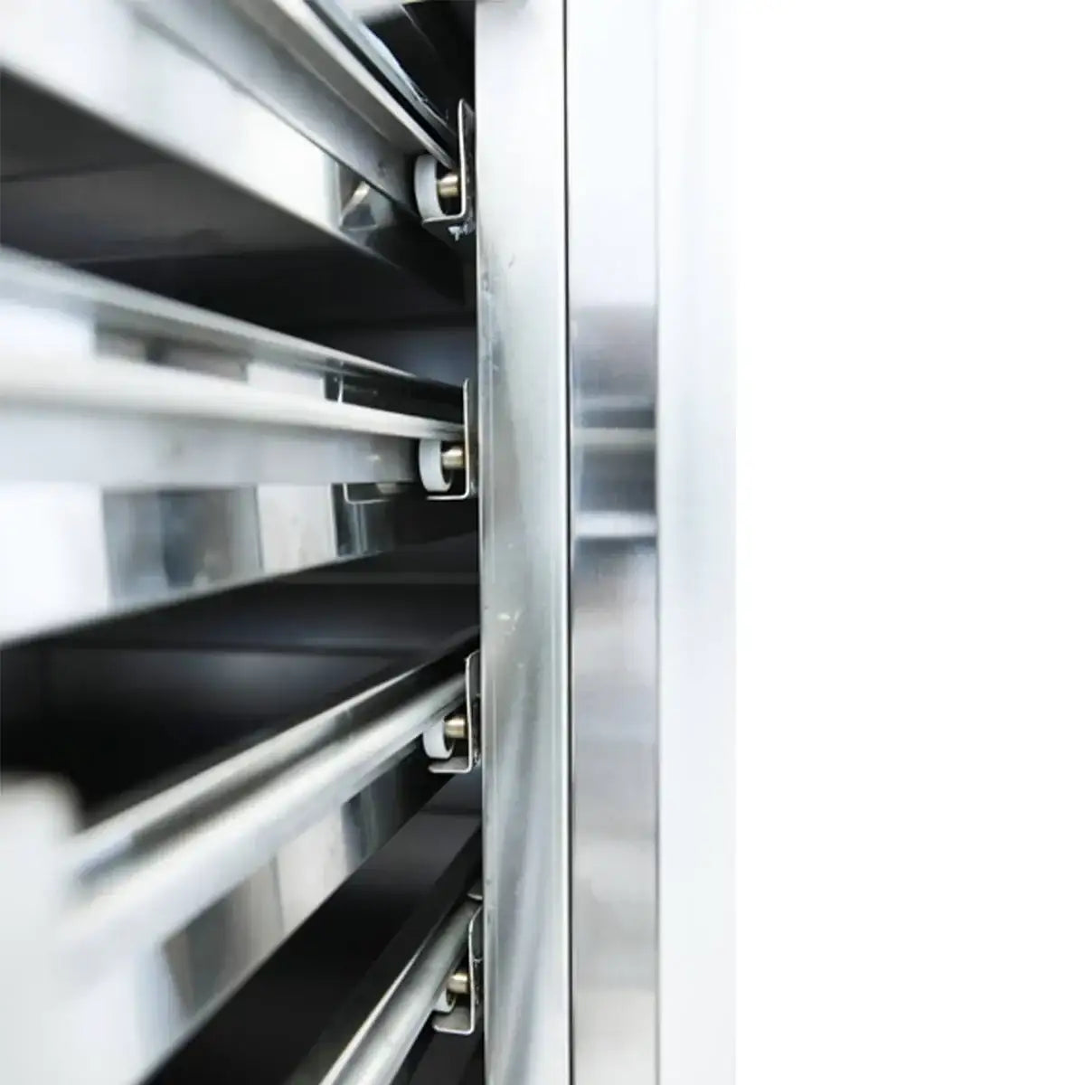 Edelstahl-Gastro-Backofen mit mehreren Schubladen und Rollen